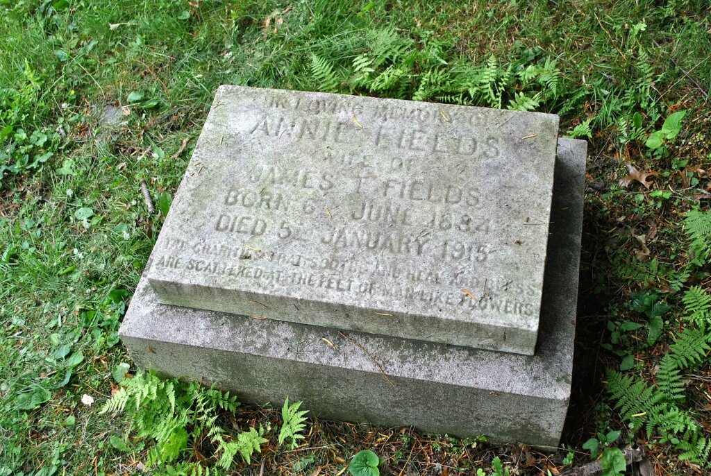 A photo of a small square gravestone monument